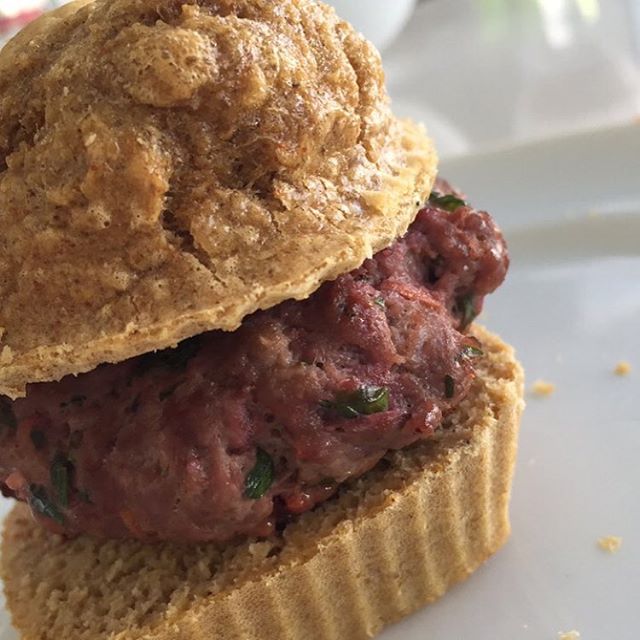 E agora a ultima turma foi Teen! Muito divertida com receitas rapidinhas e gostosas! Pãozinho prático com hamburguinho, bolo e milkshake! Muito feliz em ver pessoinhas cada vez mais novas gostando de comer bem! Obrigada @gismarii pela oportunidade de compartilhar o que sei, amo e acredito através do seu espaço! Terça teremos o workshop de "Jantares Práticos" tem uma vaga só (to avisaaaando heim 😂)! #tofuncional #studiodenutricao